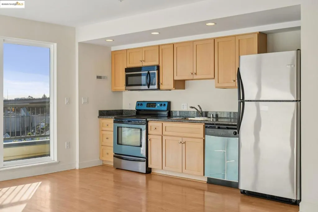 485 W Macarthur Blvd 407, Oakland, California 94609 home-pic-10