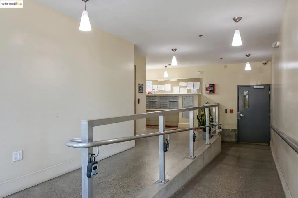 485 W Macarthur Blvd 407, Oakland, California 94609 home-pic-27
