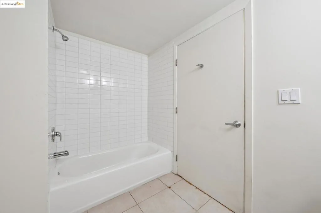 485 W Macarthur Blvd 407, Oakland, California 94609 home-pic-22