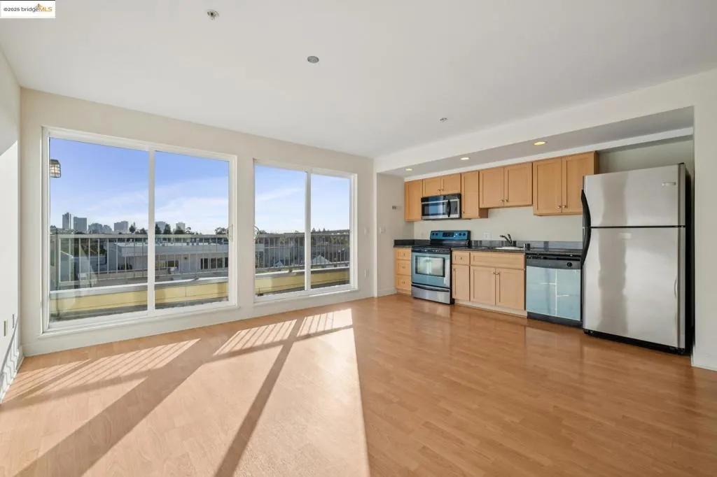 485 W Macarthur Blvd 407, Oakland, California 94609 home-pic-9