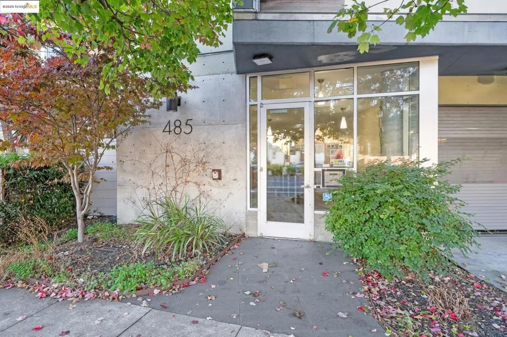 485 W Macarthur Blvd 407, Oakland, California 94609 home-pic-2