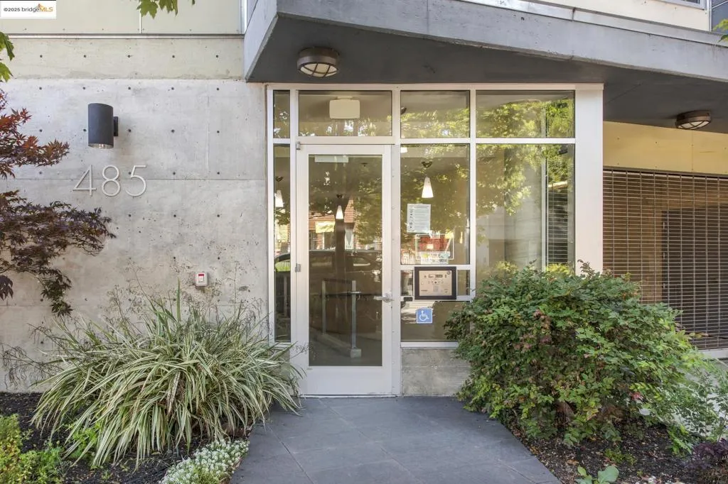 485 W Macarthur Blvd 407, Oakland, California 94609 home-pic-26