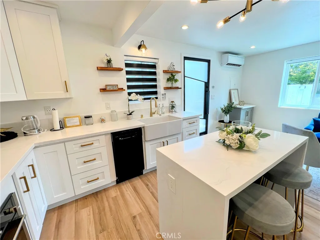 kitchen & counter seating