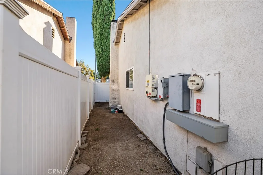3955 Lecont Court, Simi Valley, California 93063 home-pic-35
