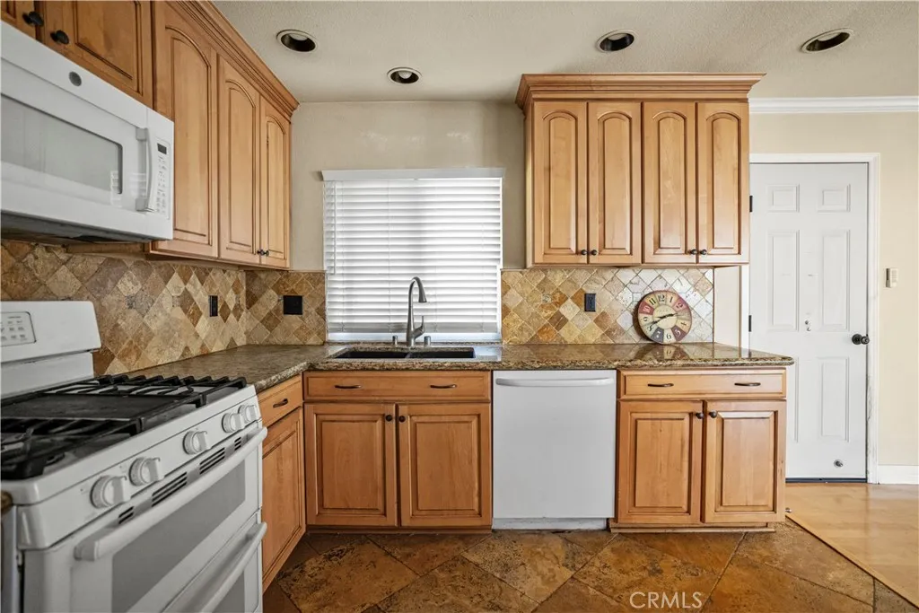 3955 Lecont Court, Simi Valley, California 93063 home-pic-38