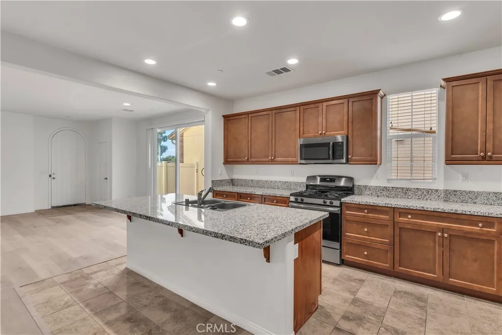 687 S Fillmore, Rialto, California 92376 home-pic-16