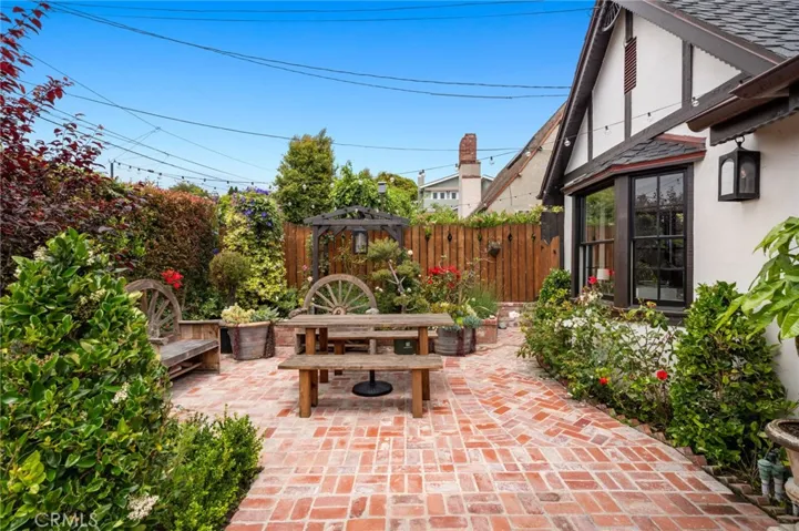  Enjoy seamless indoor/outdoor flow to a magical outdoor setting with mature landscaping—an entertainer’s dream, ideal for al fresco dining or soaking in the coastal climate.