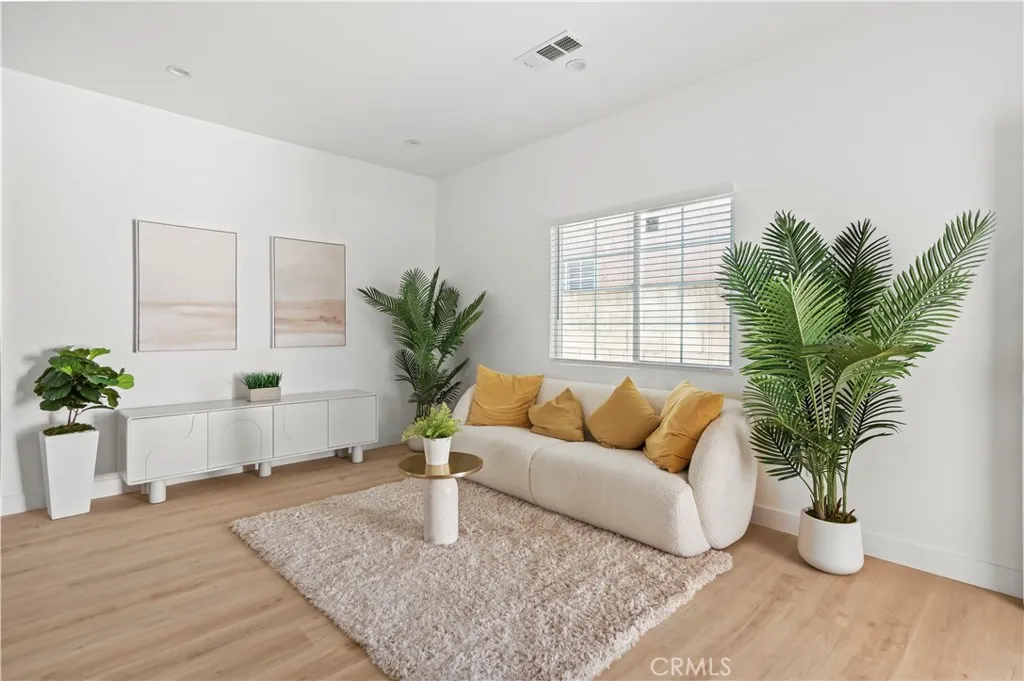 1056 Walter Avenue, Tustin, California 92780 home-pic-2