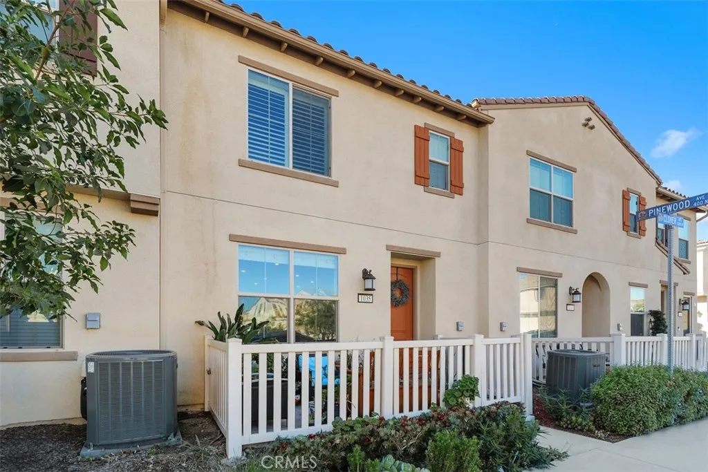 1035 W Clover, Rialto, California 92376 home-pic-1