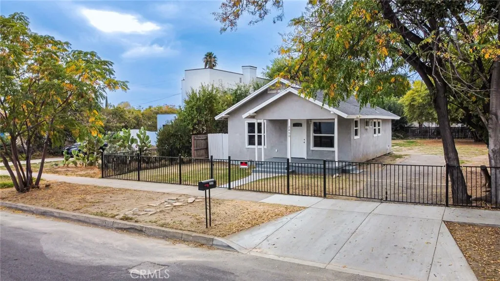 2450 N Sierra Way, San Bernardino, California 92405 home-pic-4
