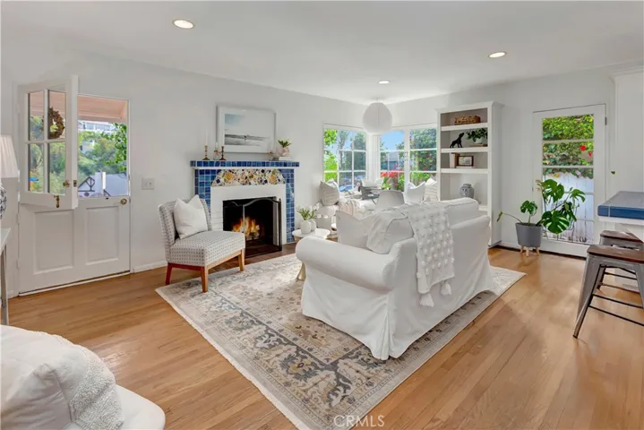 Livingroom with gas fireplace
