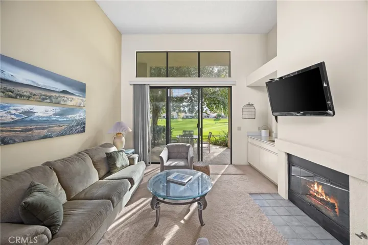 Livingroom with gas fireplace
