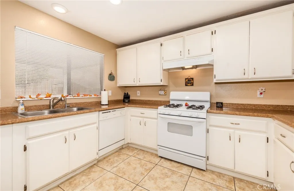 215 Yellowstone Court, San Jacinto, California 92583 home-pic-12