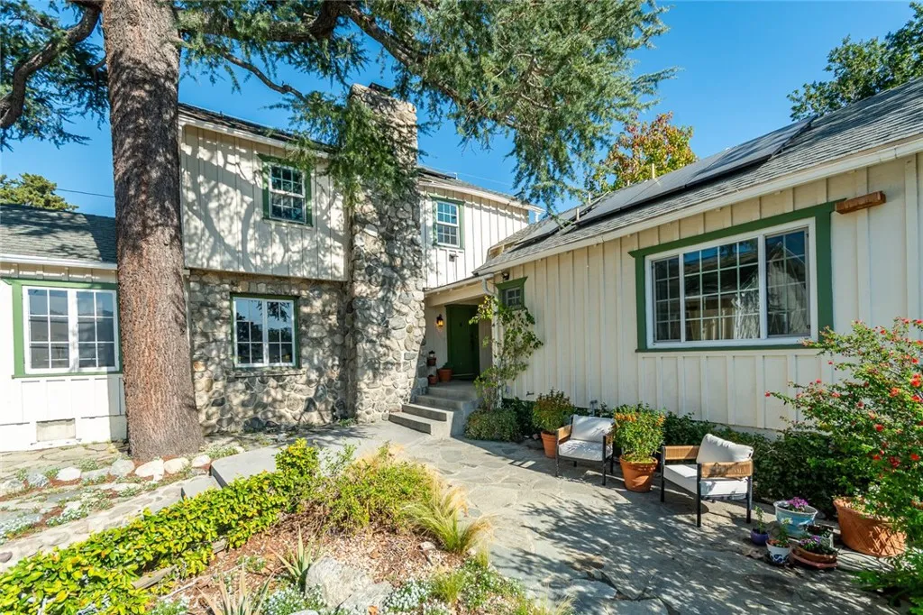 3135 Los Olivos, La Crescenta, California 91214 home-pic-1