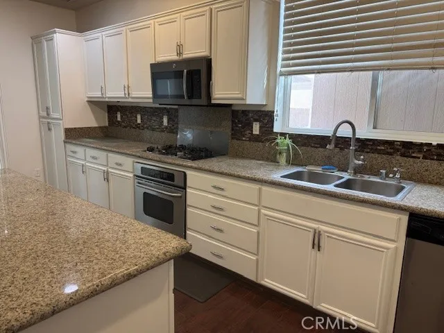 2401 W Avenue P12, Palmdale, California 93551 home-pic-10