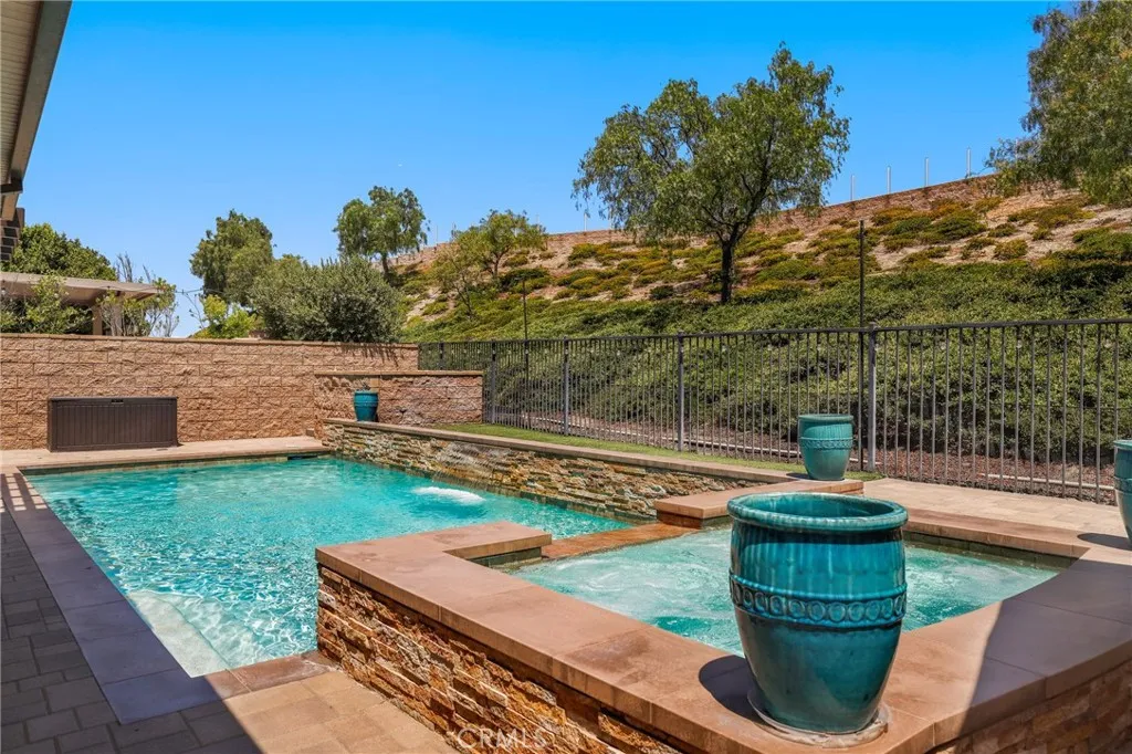 2571 N Skytop Court, Orange, California 92867 home-pic-2