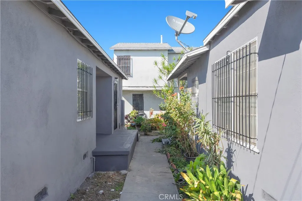 11010 Willowbrook Avenue, Los Angeles, California 90059 home-pic-22