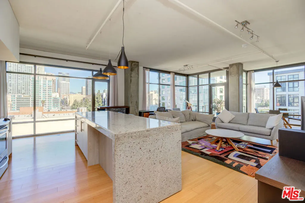 1111 S Grand Avenue 711, Los Angeles, California 90015 home-pic-0