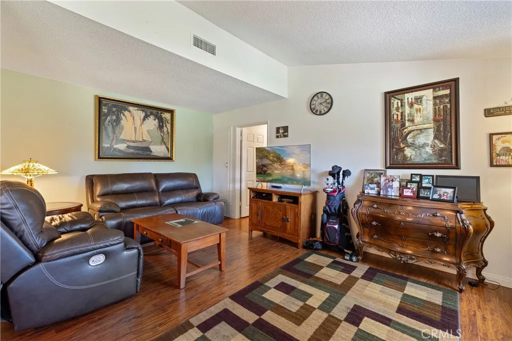19211 Avenue Of The Oaks A, Newhall, California 91321 home-pic-4