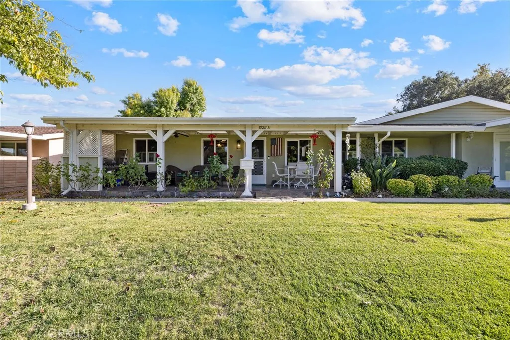 19211 Avenue Of The Oaks A, Newhall, California 91321 home-pic-1