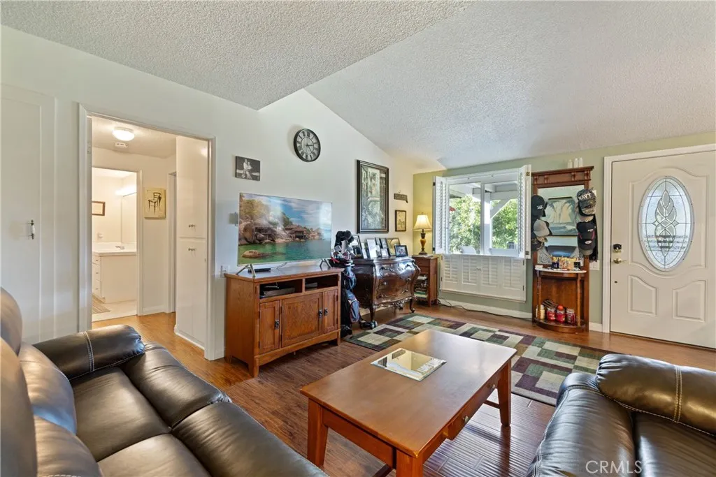 19211 Avenue Of The Oaks A, Newhall, California 91321 home-pic-3