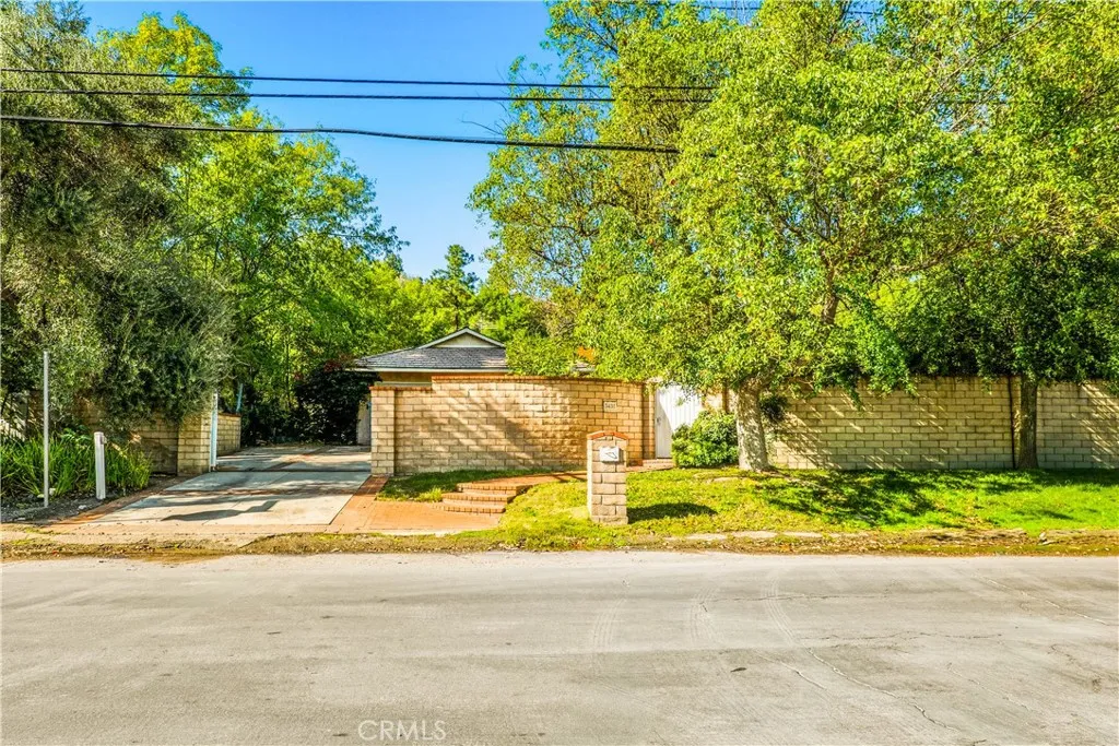 5433 Shirley Avenue, Tarzana, California 91356 home-pic-1
