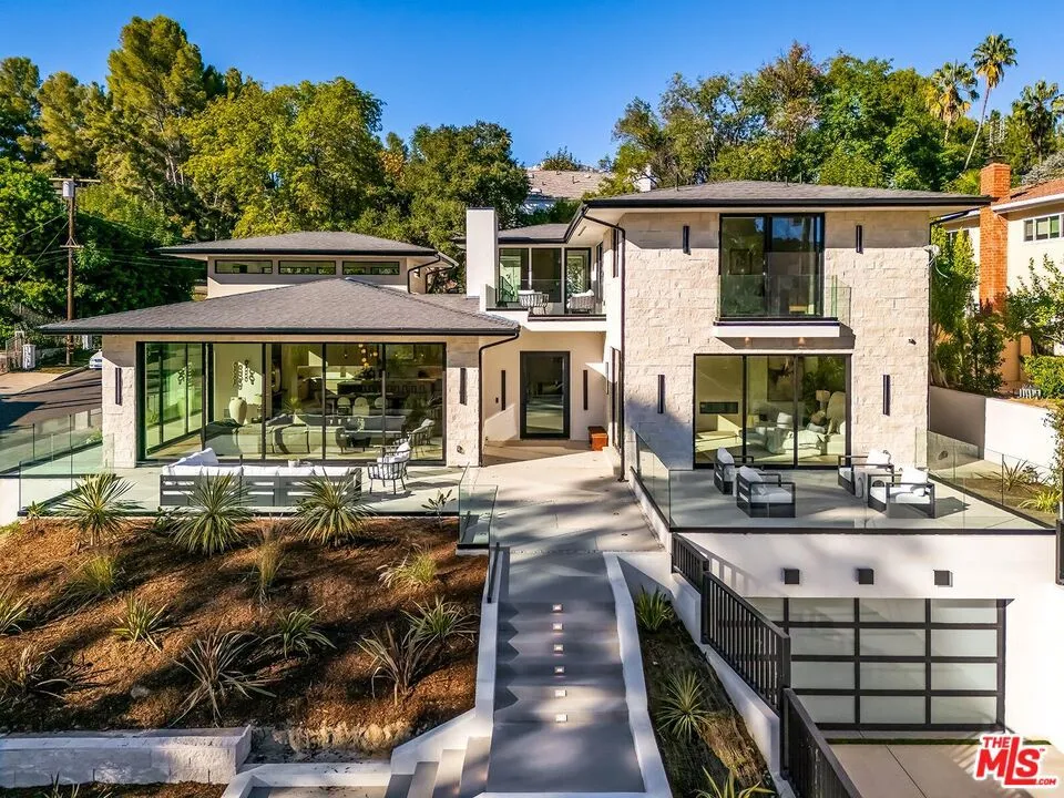 16879 Mooncrest Drive, Encino, California 91436 home-pic-1