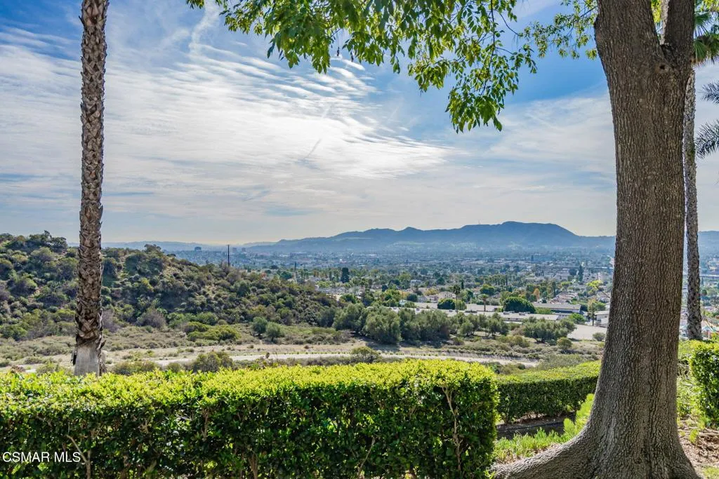 7904 Via Magdalena, Burbank, California 91504 home-pic-35