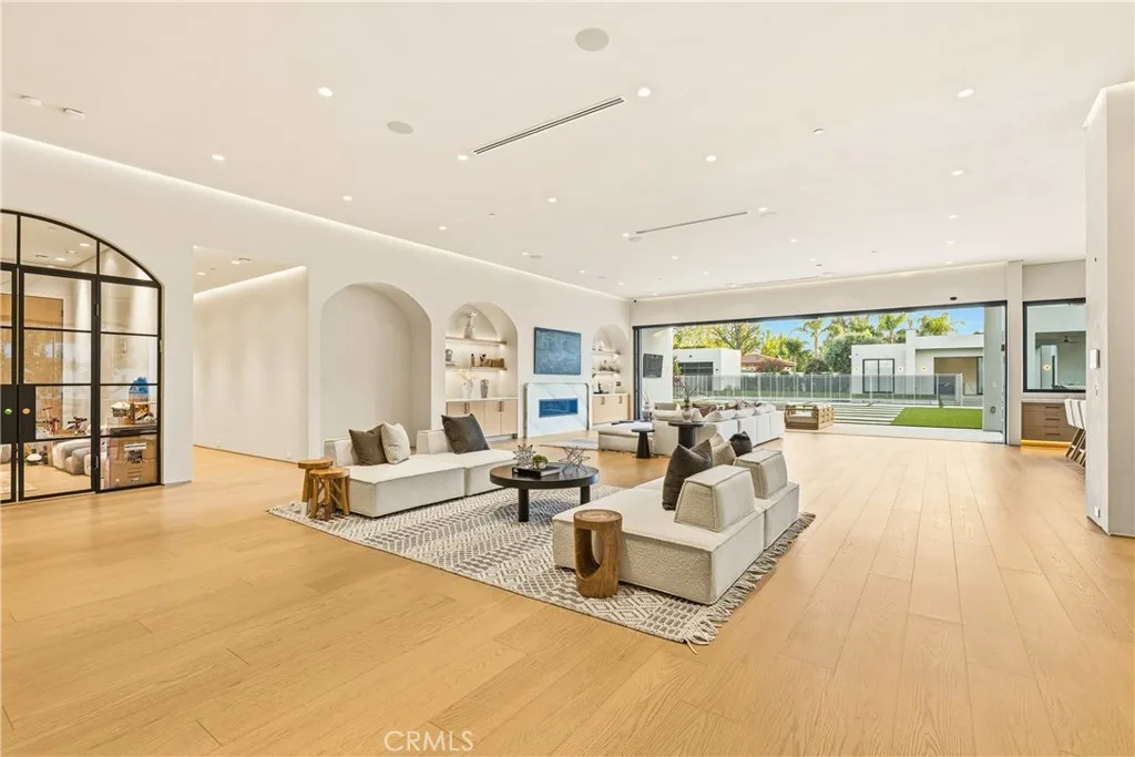 22924 Erwin Street, Woodland Hills, California 91367 home-pic-9