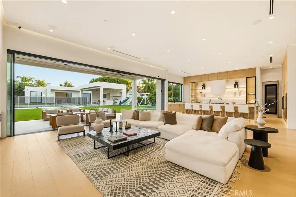 22924 Erwin Street, Woodland Hills, California 91367 home-pic-13