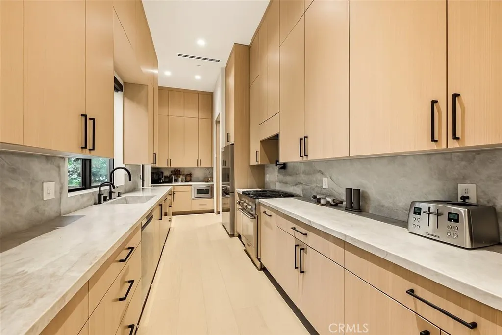 22924 Erwin Street, Woodland Hills, California 91367 home-pic-18