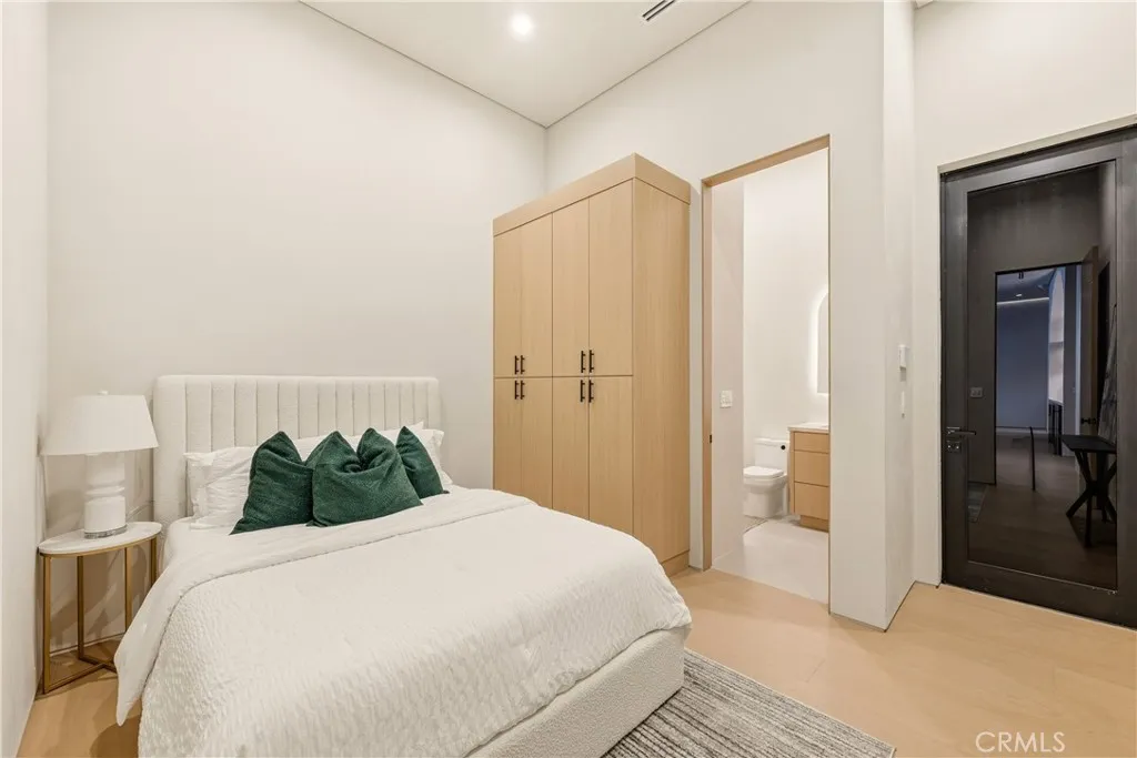 22924 Erwin Street, Woodland Hills, California 91367 home-pic-43