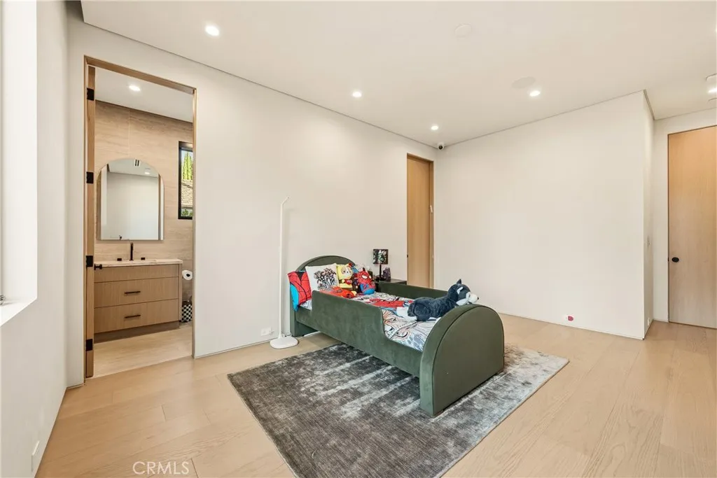 22924 Erwin Street, Woodland Hills, California 91367 home-pic-38