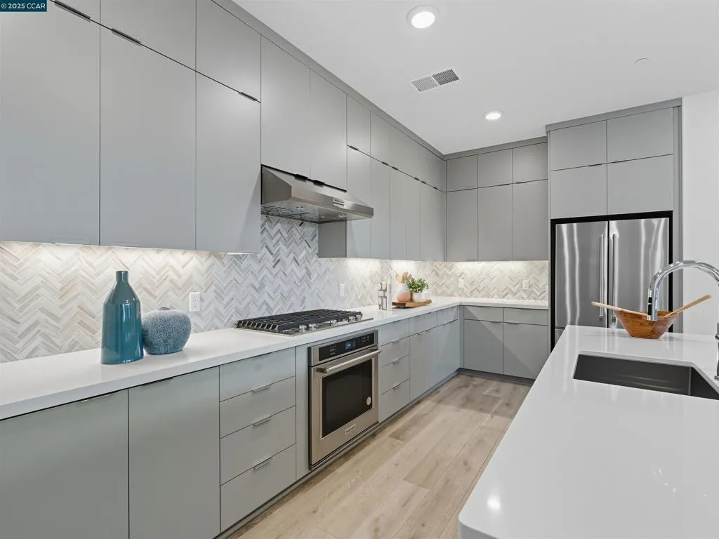 44862 S Grimmer Blvd 301, Fremont, California 94538 home-pic-2