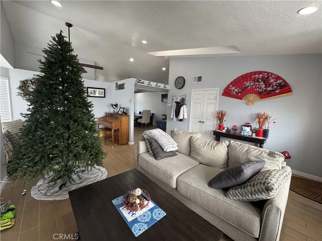 3072 Lynwood, Highland, California 92346 home-pic-6