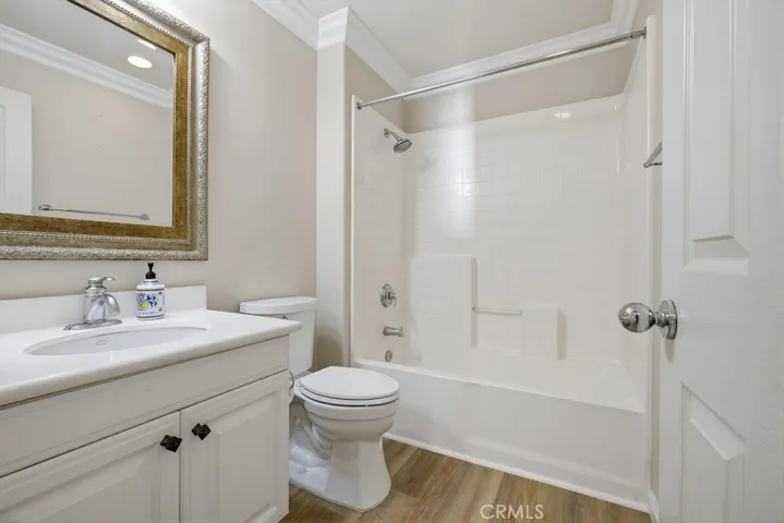 Upstairs Full bathroom