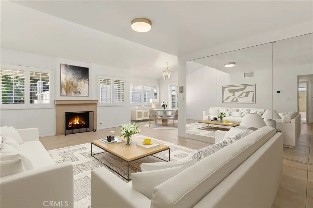 22117 Burbank Boulevard 7, Woodland Hills, California 91367 home-pic-0