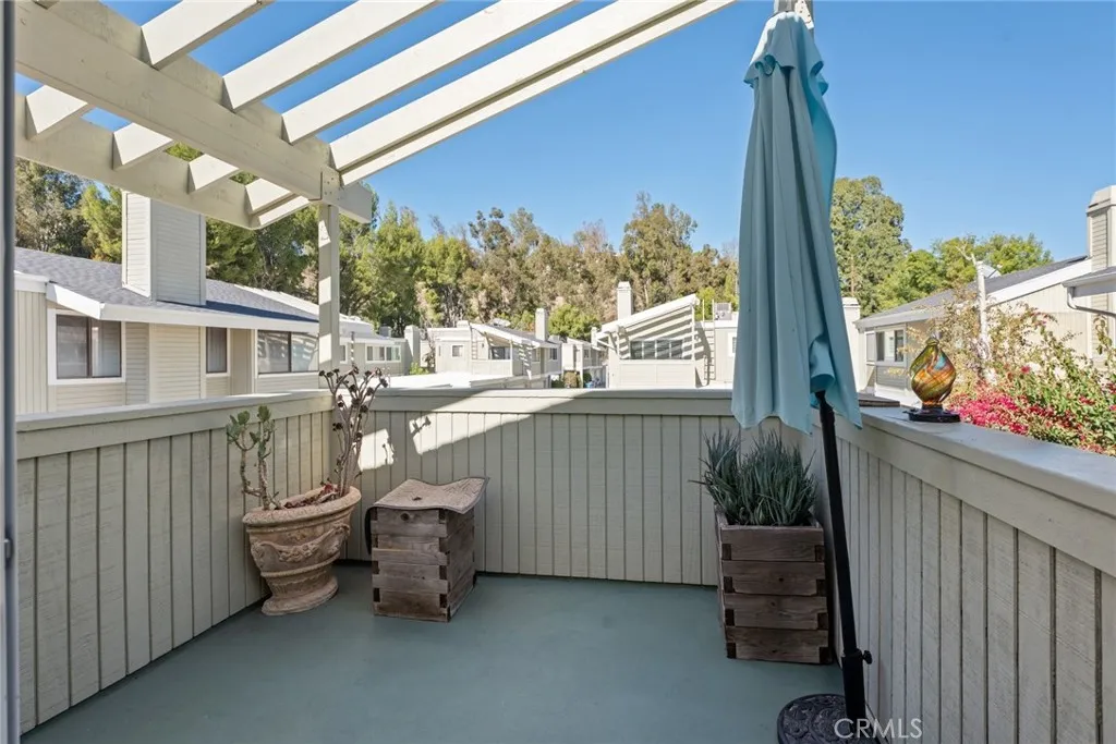 22117 Burbank Boulevard 7, Woodland Hills, California 91367 home-pic-3