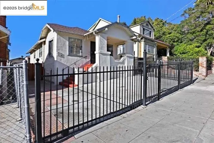 1993 38th Ave, Oakland, California 94601 home-pic-2