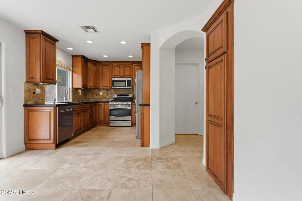 566 Avenida Magdalena, Camarillo, California 93010 home-pic-10