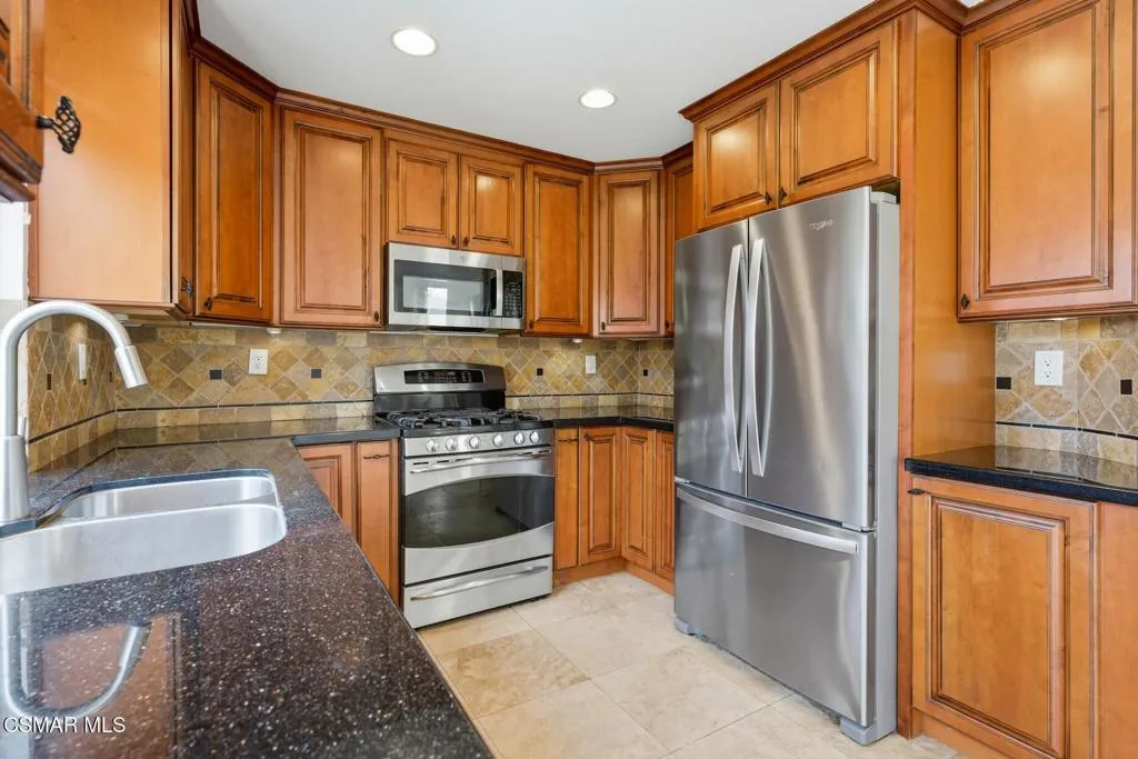 566 Avenida Magdalena, Camarillo, California 93010 home-pic-17