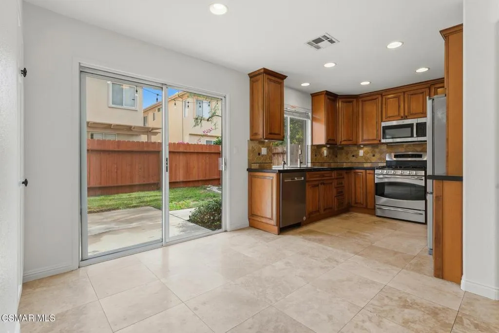 566 Avenida Magdalena, Camarillo, California 93010 home-pic-11