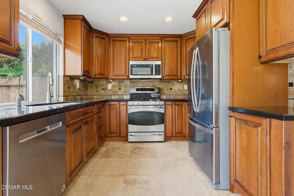 566 Avenida Magdalena, Camarillo, California 93010 home-pic-12
