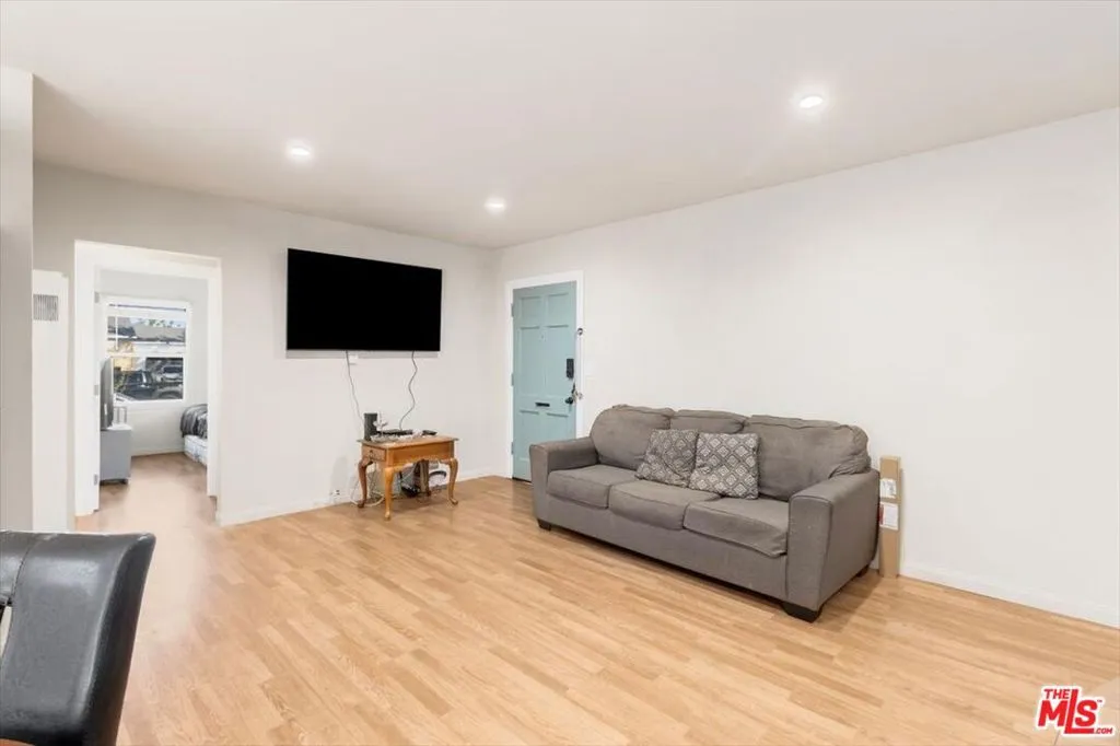 1206 W Magnolia Street, Compton, California 90220 home-pic-5