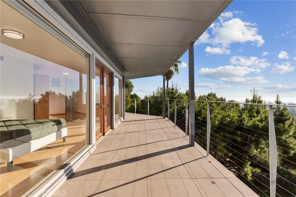 5675 Spreading Oak Drive, Los Angeles, California 90068 home-pic-11