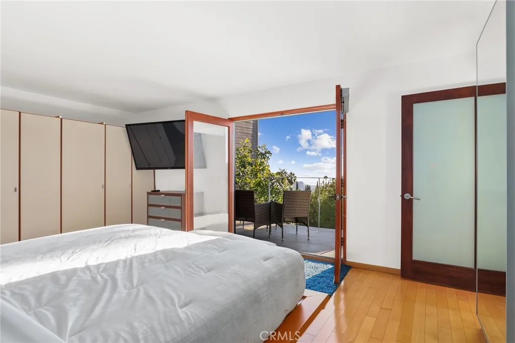 5675 Spreading Oak Drive, Los Angeles, California 90068 home-pic-23