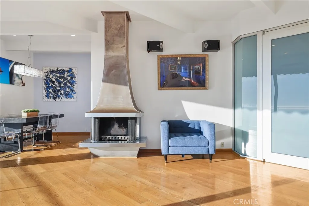 5675 Spreading Oak Drive, Los Angeles, California 90068 home-pic-10