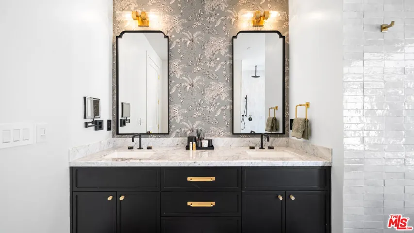 ensuite downstaris second priu