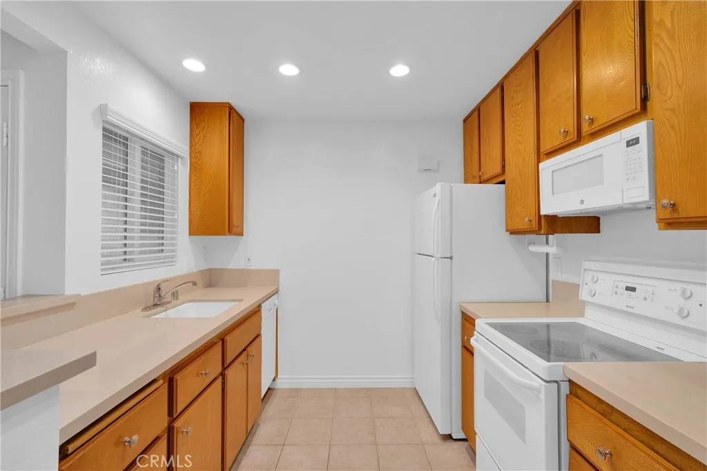3639 Country Oaks Loop F, Ontario, California 91761 home-pic-8