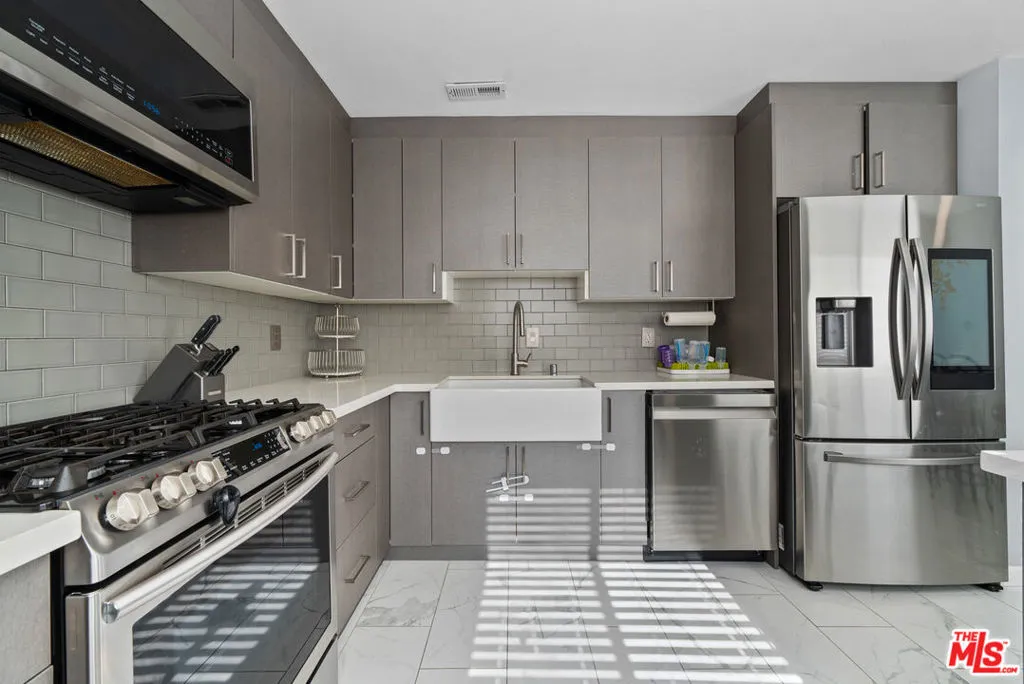 8024 Via Pompeii, Burbank, California 91504 home-pic-10